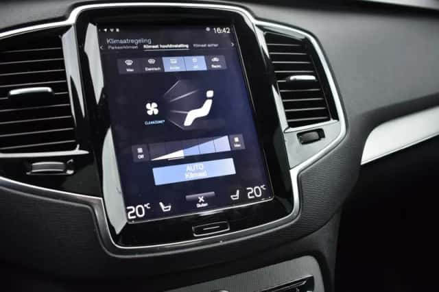 Volvo XC90 (2016) thumbnail 30