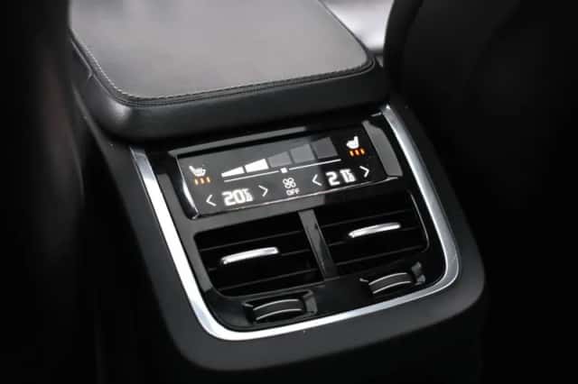 Volvo XC90 (2016) thumbnail 36