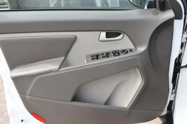 Kia Sportage (2012) thumbnail 12