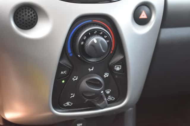 Toyota Aygo (2015) thumbnail 26