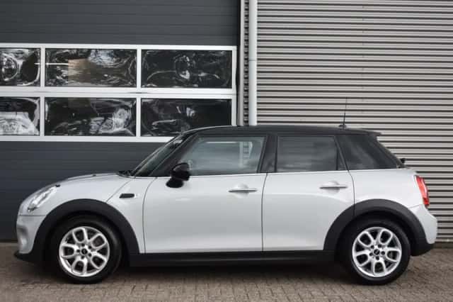 MINI Cooper (2016) thumbnail 2