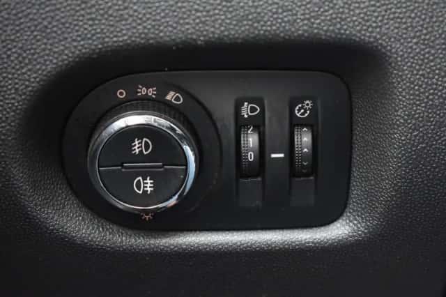 Opel Corsa (2012) thumbnail 16