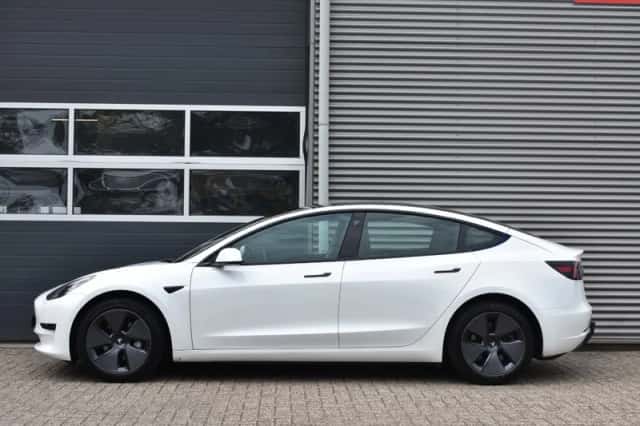 Tesla Model 3 (2023) thumbnail 2