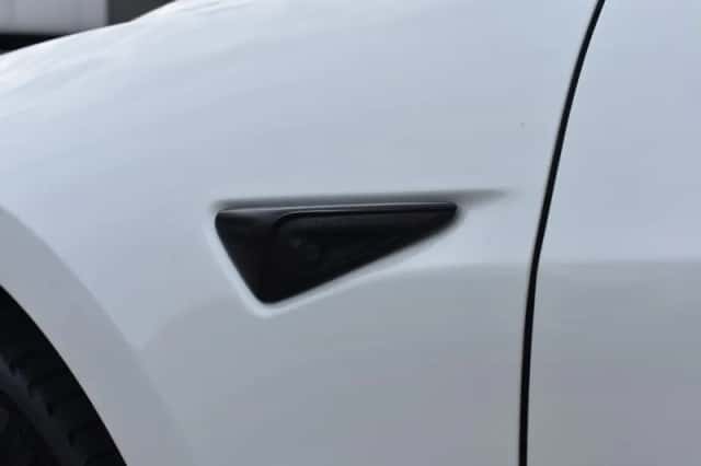Tesla Model 3 (2023) thumbnail 3