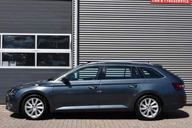 Škoda Superb (2018) thumbnail 2