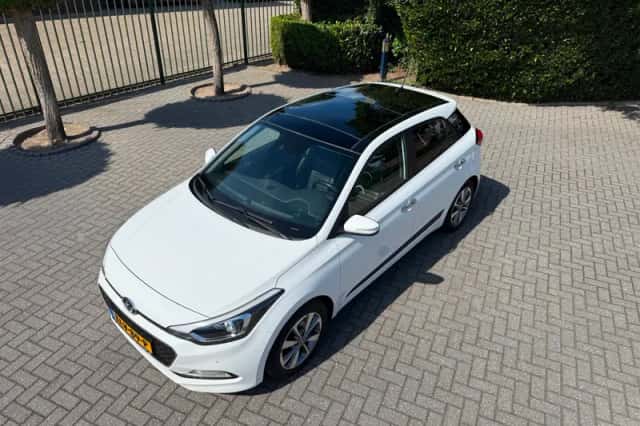 Hyundai i20 (2015) thumbnail 2