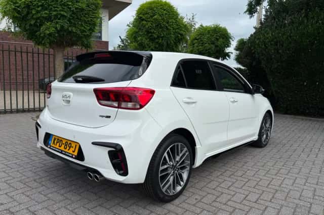 Kia Rio (2022) thumbnail 3