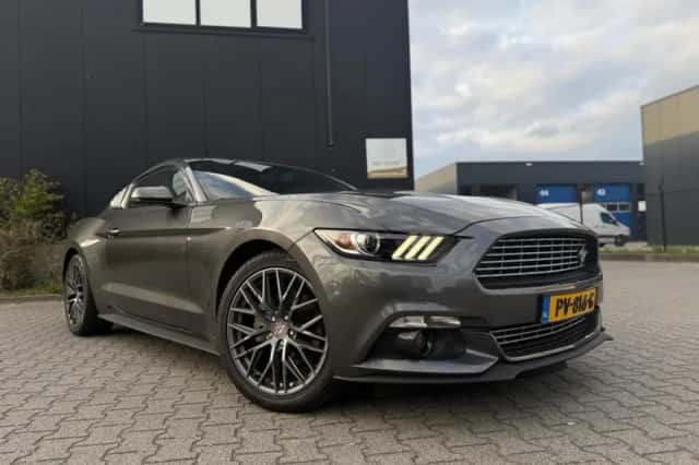 Ford Mustang (2017) thumbnail 2