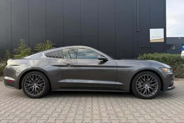 Ford Mustang (2017) thumbnail 3