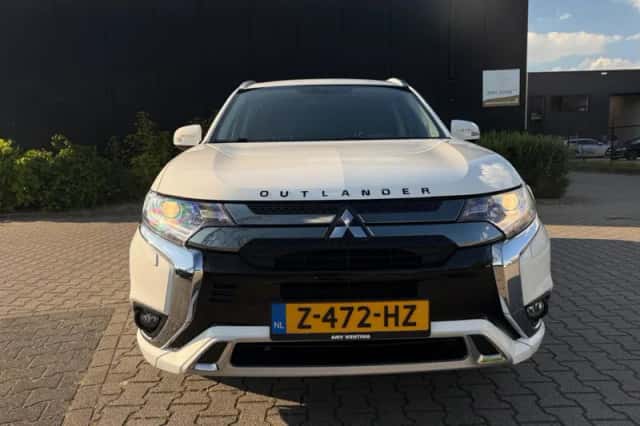 Mitsubishi Outlander (2020) thumbnail 2