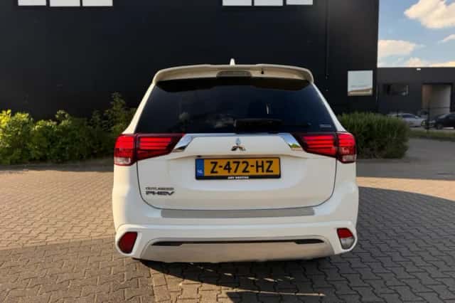 Mitsubishi Outlander (2020) thumbnail 3