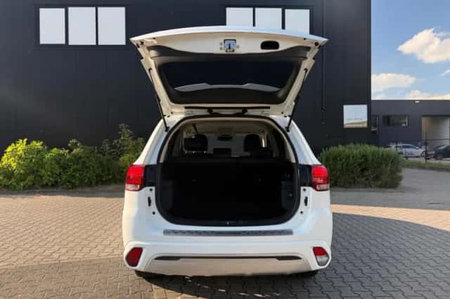 Mitsubishi Outlander (2020) thumbnail 4