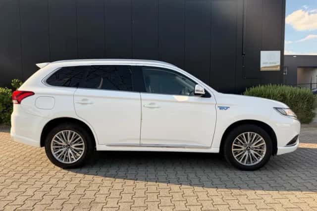 Mitsubishi Outlander (2020) thumbnail 6