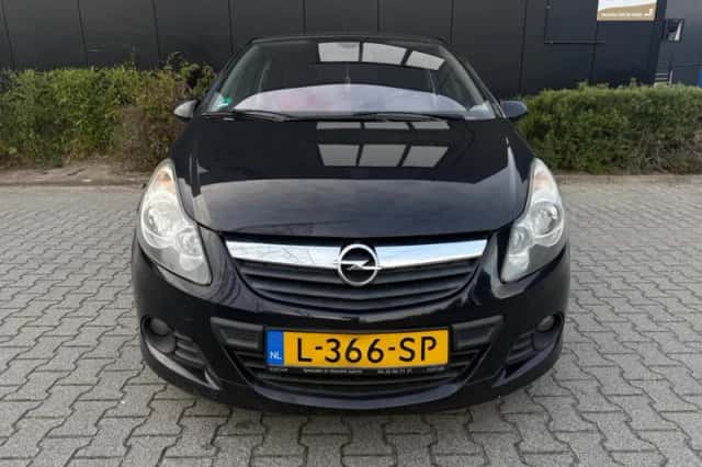 Opel Corsa (2011) thumbnail 3