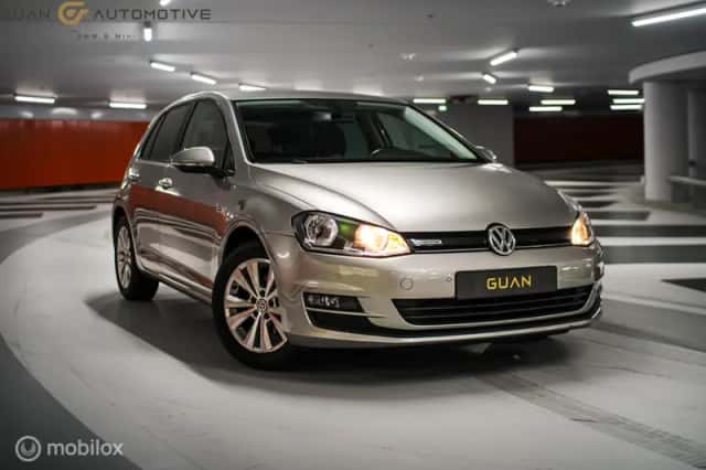 Volkswagen Golf (2016) thumbnail 2