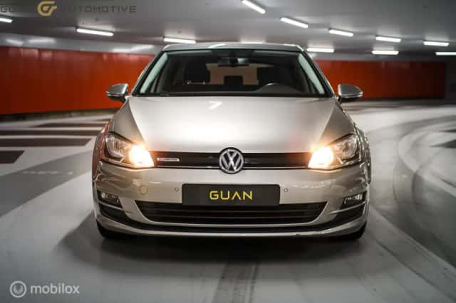 Volkswagen Golf (2016) thumbnail 3