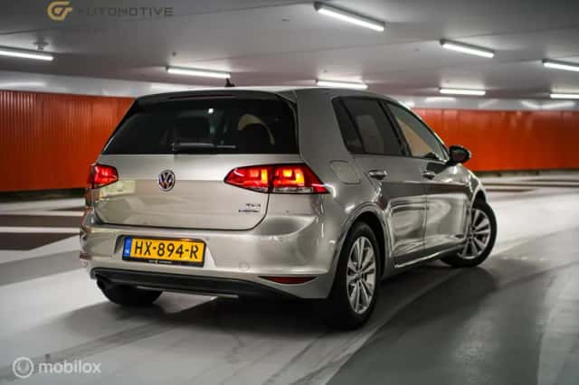 Volkswagen Golf (2016) thumbnail 6