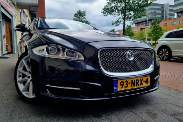 Jaguar XJ (2010) thumbnail 1