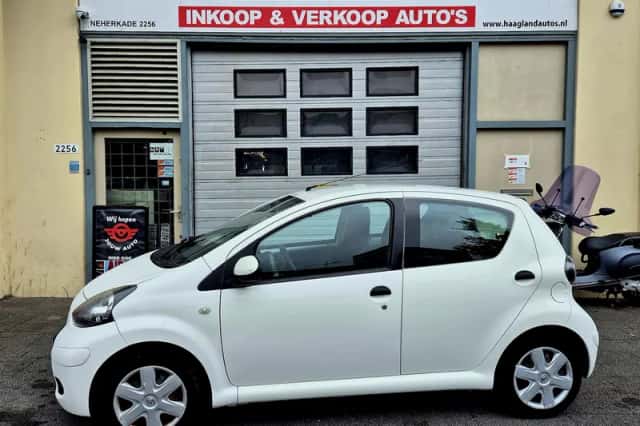 Toyota Aygo (2011) thumbnail 2