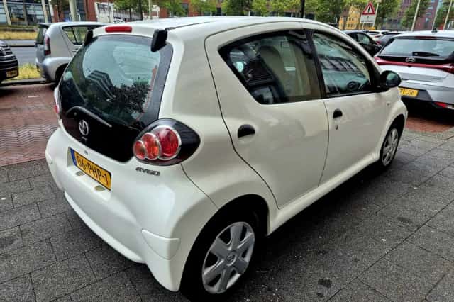 Toyota Aygo (2011) thumbnail 3