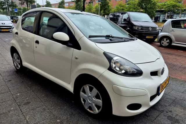 Toyota Aygo (2011) thumbnail 4