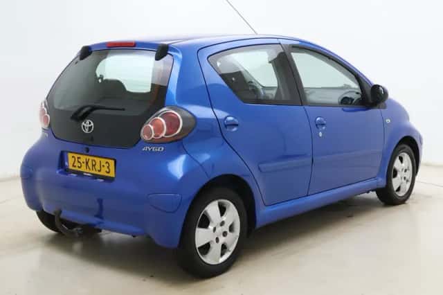 Toyota Aygo (2010) thumbnail 2