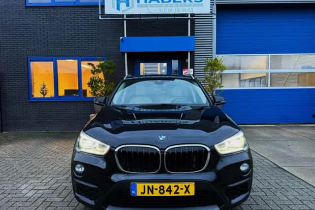 BMW X1 (2016) thumbnail 2