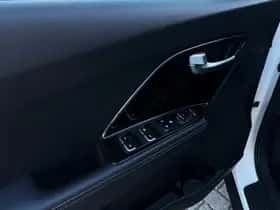 Kia Niro (2016) thumbnail 11