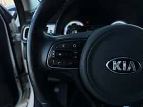 Kia Niro (2016) thumbnail 15