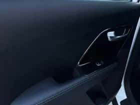Kia Niro (2016) thumbnail 24