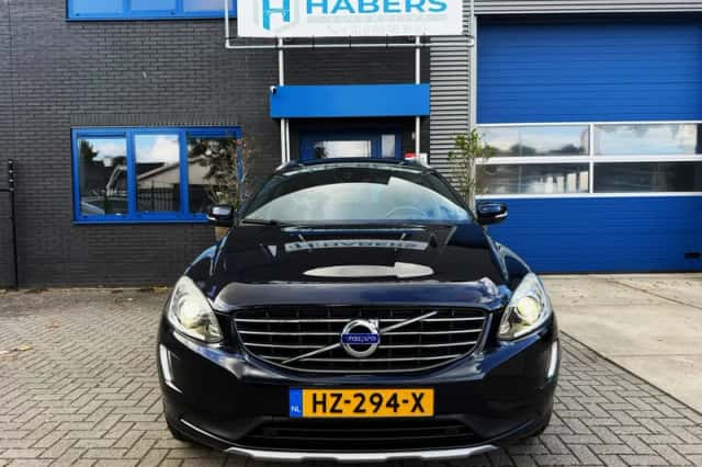 Volvo XC60 (2015) thumbnail 2