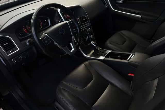 Volvo XC60 (2015) thumbnail 3