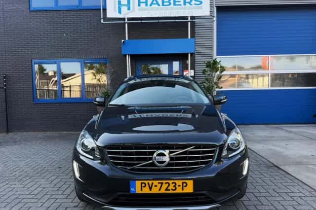Volvo XC60 (2017) thumbnail 2