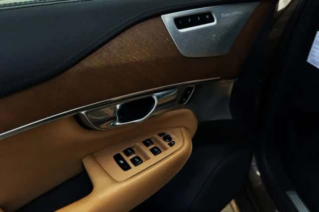 Volvo XC90 (2015) thumbnail 13