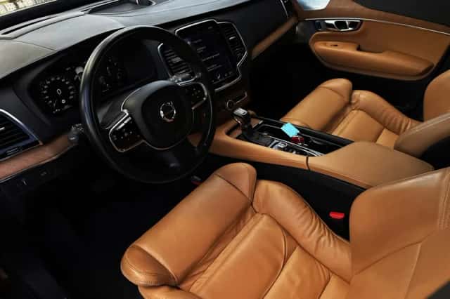 Volvo XC90 (2015) thumbnail 3