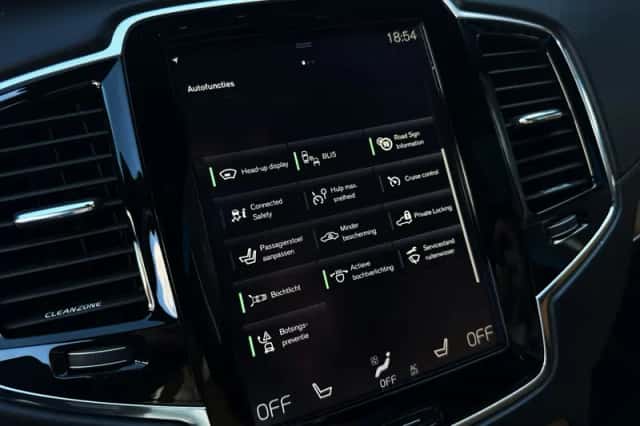 Volvo XC90 (2015) thumbnail 39