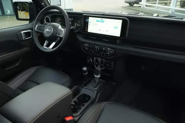Jeep Wrangler (2024) thumbnail 2