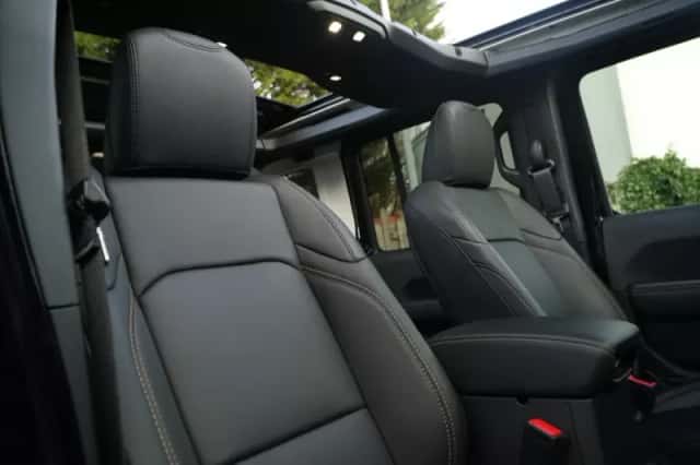 Jeep Wrangler (2024) thumbnail 3