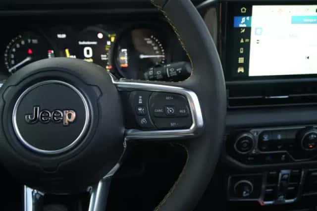Jeep Wrangler (2024) thumbnail 6