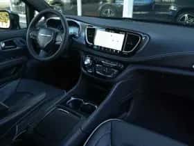 Chrysler Pacifica (2025) thumbnail 2