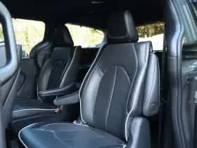 Chrysler Pacifica (2025) thumbnail 12
