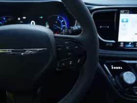 Chrysler Pacifica (2025) thumbnail 7