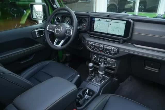 Jeep Wrangler (2025) thumbnail 2