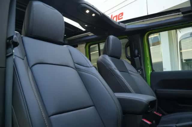Jeep Wrangler (2025) thumbnail 4