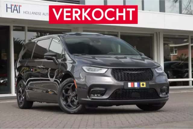 Chrysler Pacifica (2022) thumbnail 1