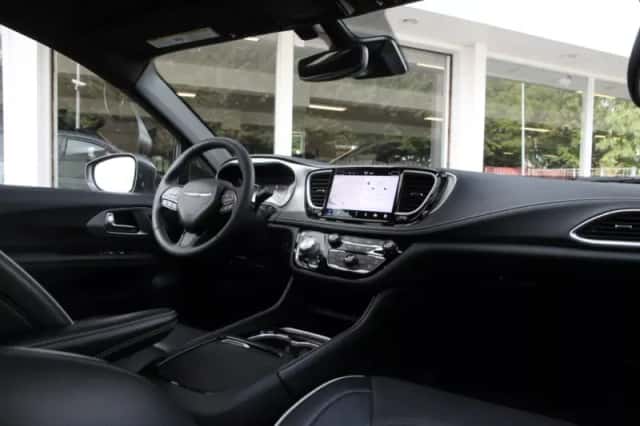 Chrysler Pacifica (2022) thumbnail 2