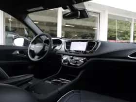 Chrysler Pacifica (2022) thumbnail 2