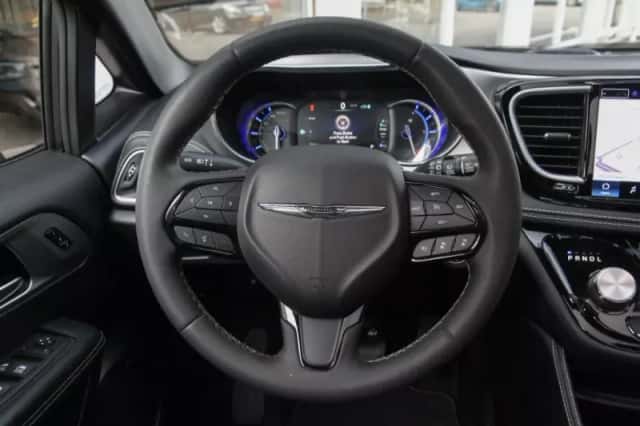 Chrysler Pacifica (2022) thumbnail 3