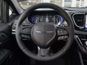 Chrysler Pacifica (2022) thumbnail 3