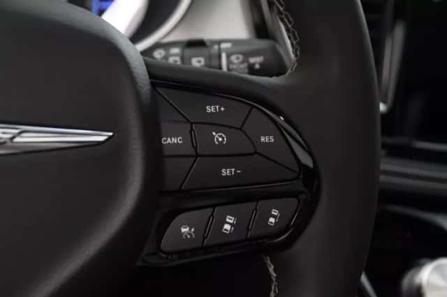 Chrysler Pacifica (2022) thumbnail 5